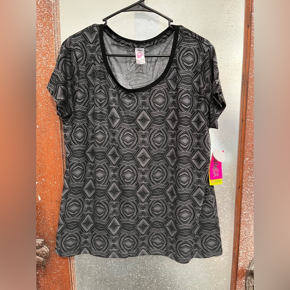 🔴Zumba Fitness Black and Gray Geometric Tee